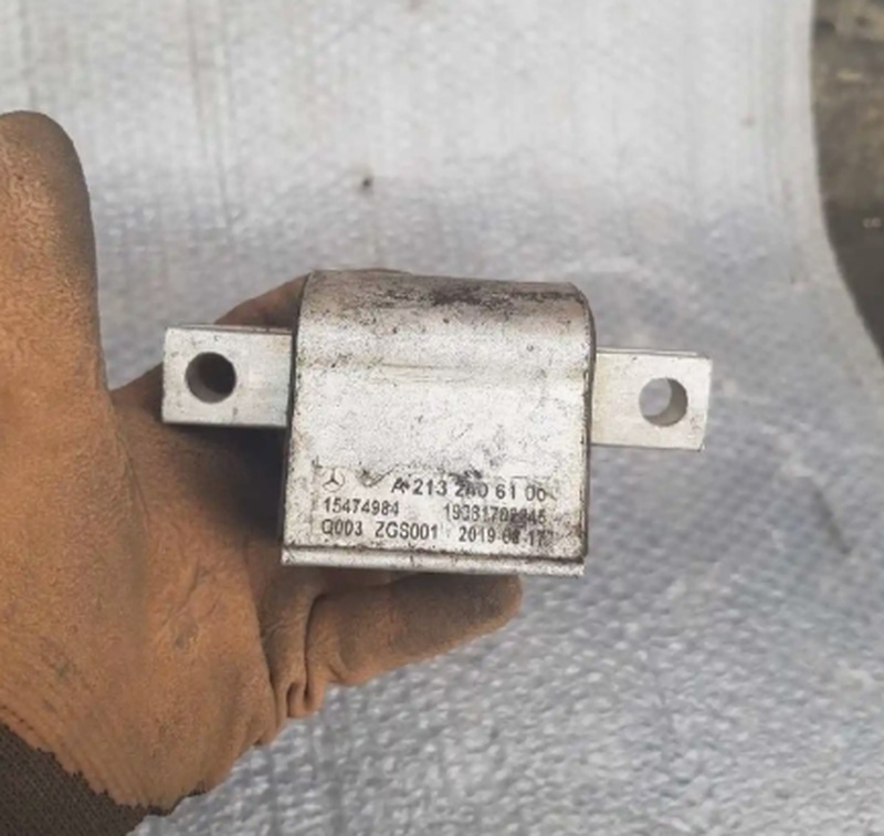 Подушка коробки передач от Mercedes Benz W213